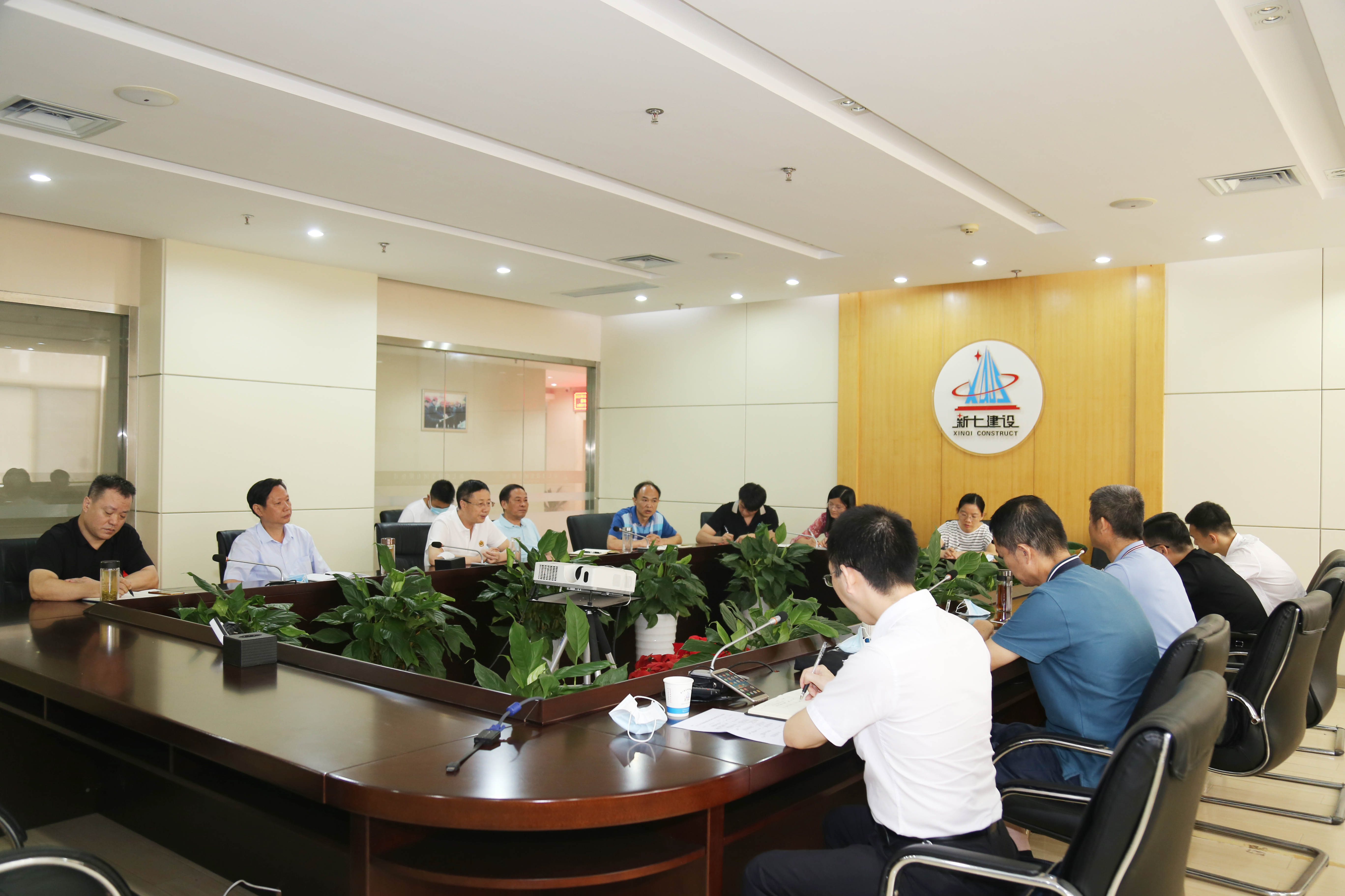 区法院院长杨俊广一行到公司调研